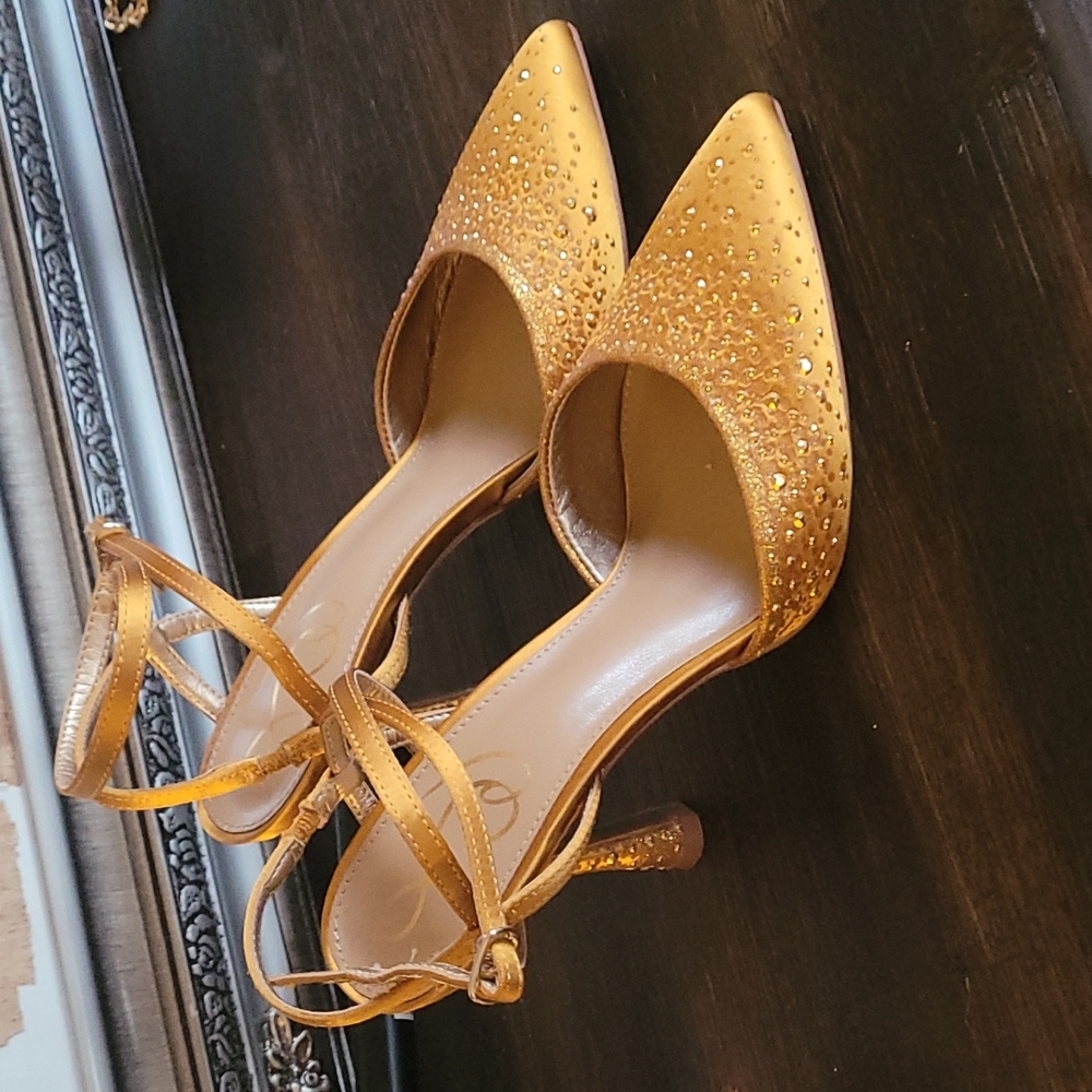 Sam Edelman 6W gold Pump with criss-cross strap. Low heel.